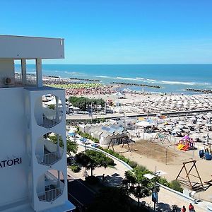 Ambasciatori Hotel - Davanti a noi solo il Mare